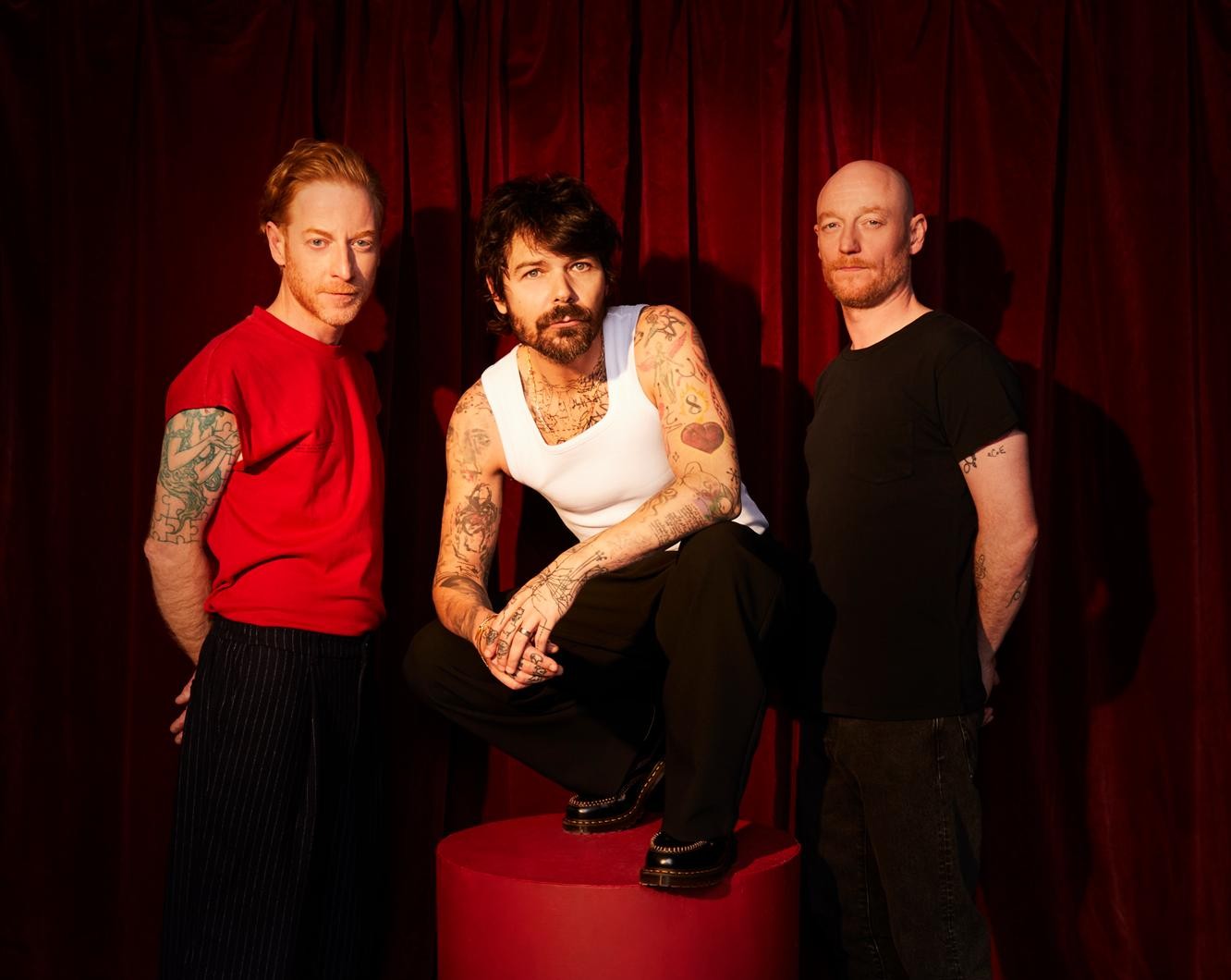 Шотландската рок група Biffy Clyro и новият им сингъл „True Believer“