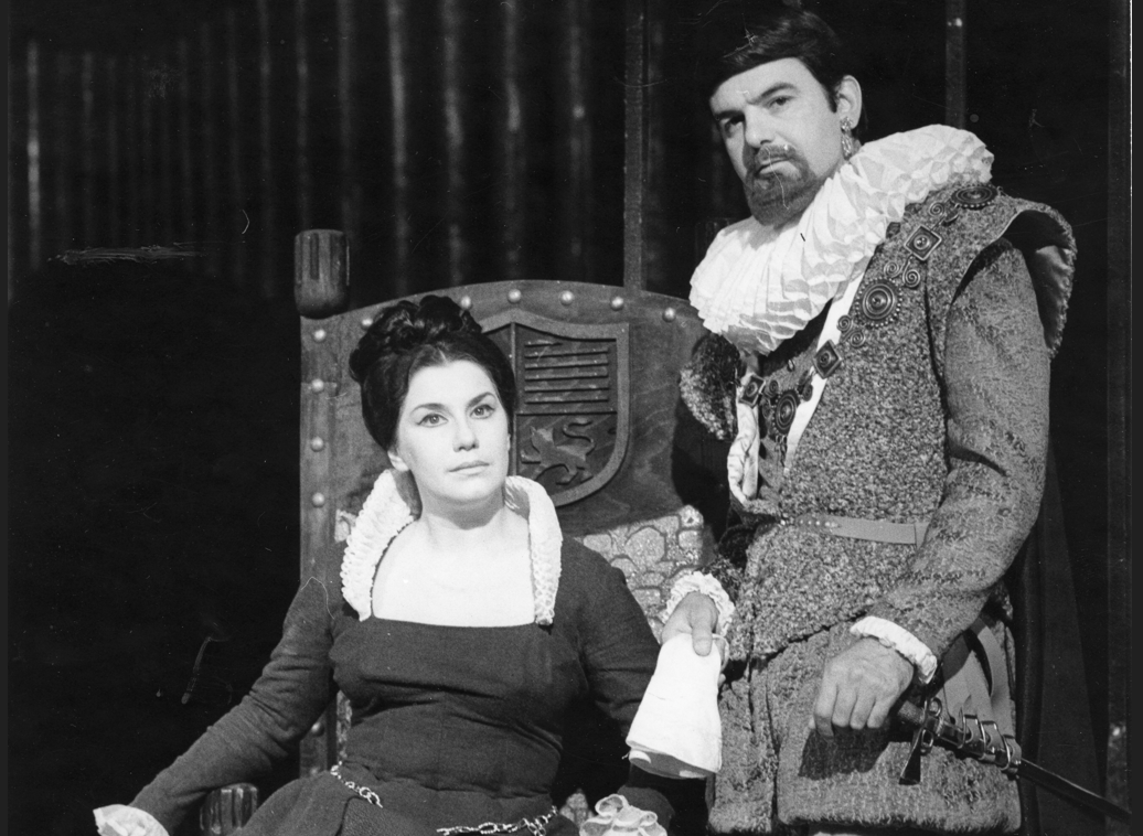 Народният театър „Иван Вазов“ чества 90 години от рождението на Васил Стойчев и Виолета Бахчеванова с изложба