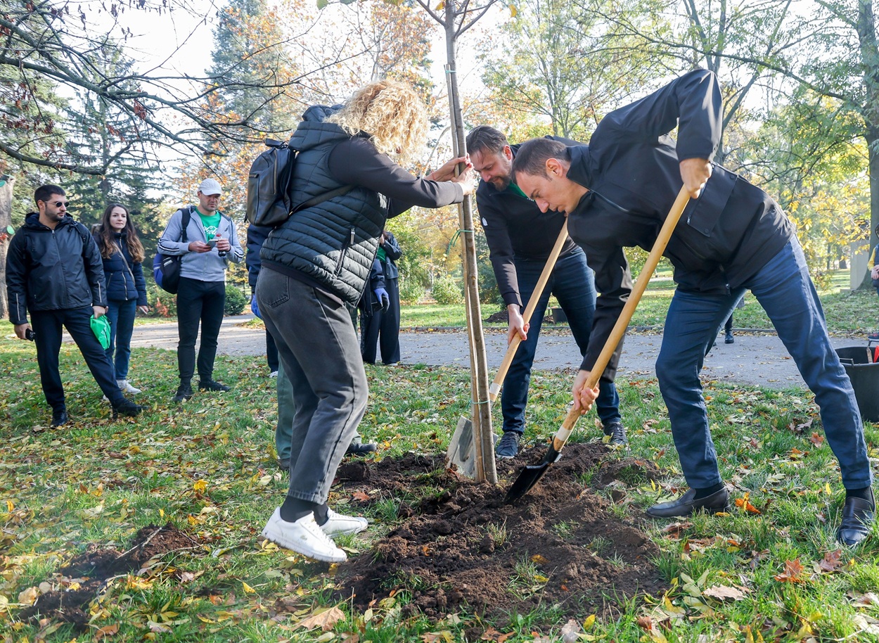 Доброволци от Кока-Кола ХБК отбелязаха 60-годишнината на Кока-Кола в България със засаждане на дървета в центъра на София