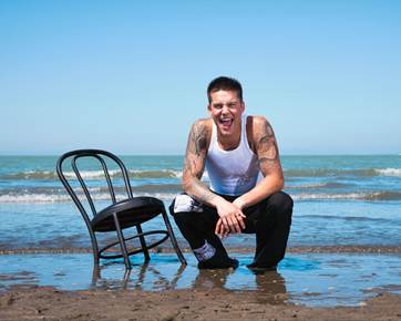 CAMERON WHITCOMB ИЗДАВА ДЕБЮТНИЯ АЛБУМ THE HARD WAY