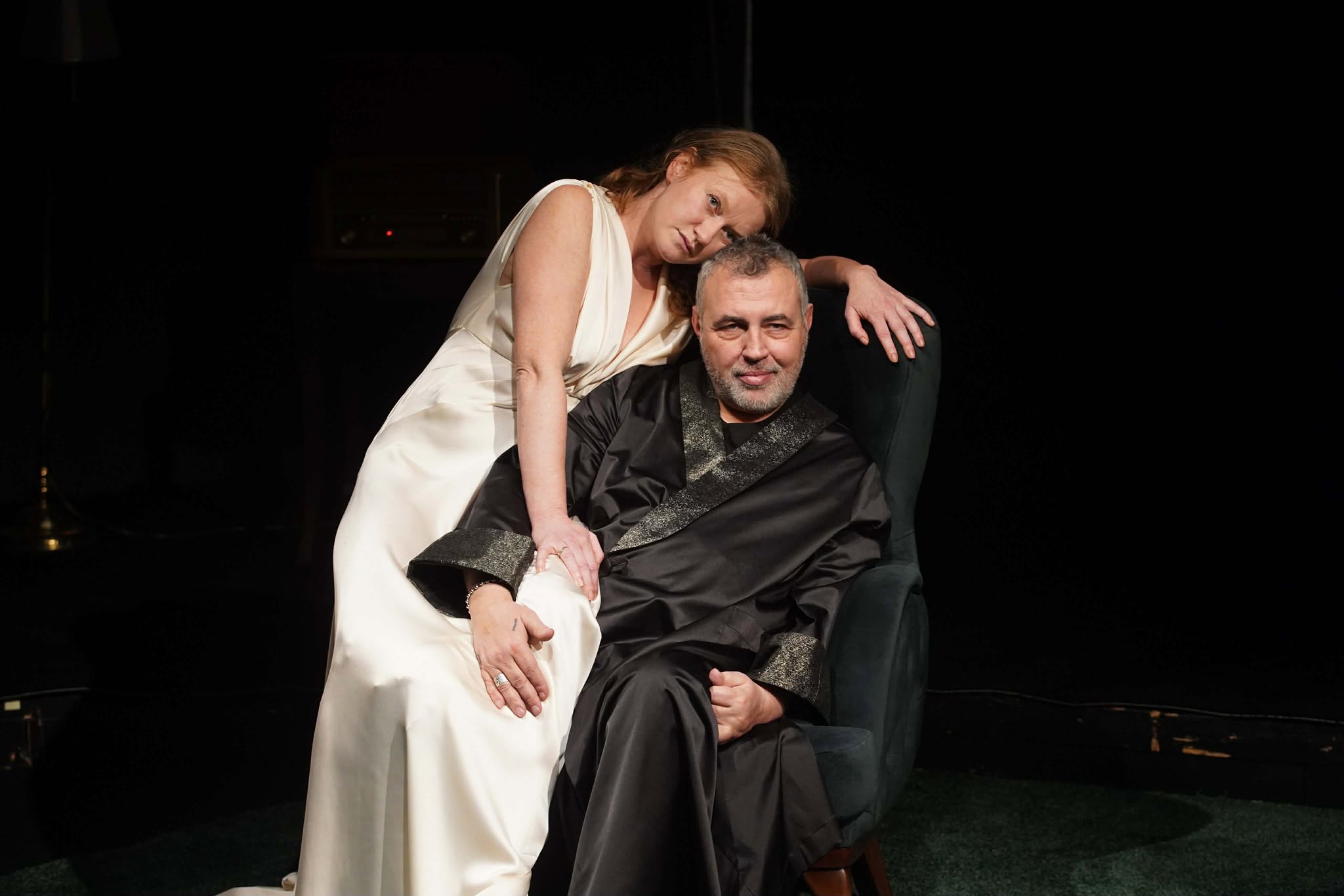 „Бул териер“ в Народния театър: две семейства, Париж и ДС