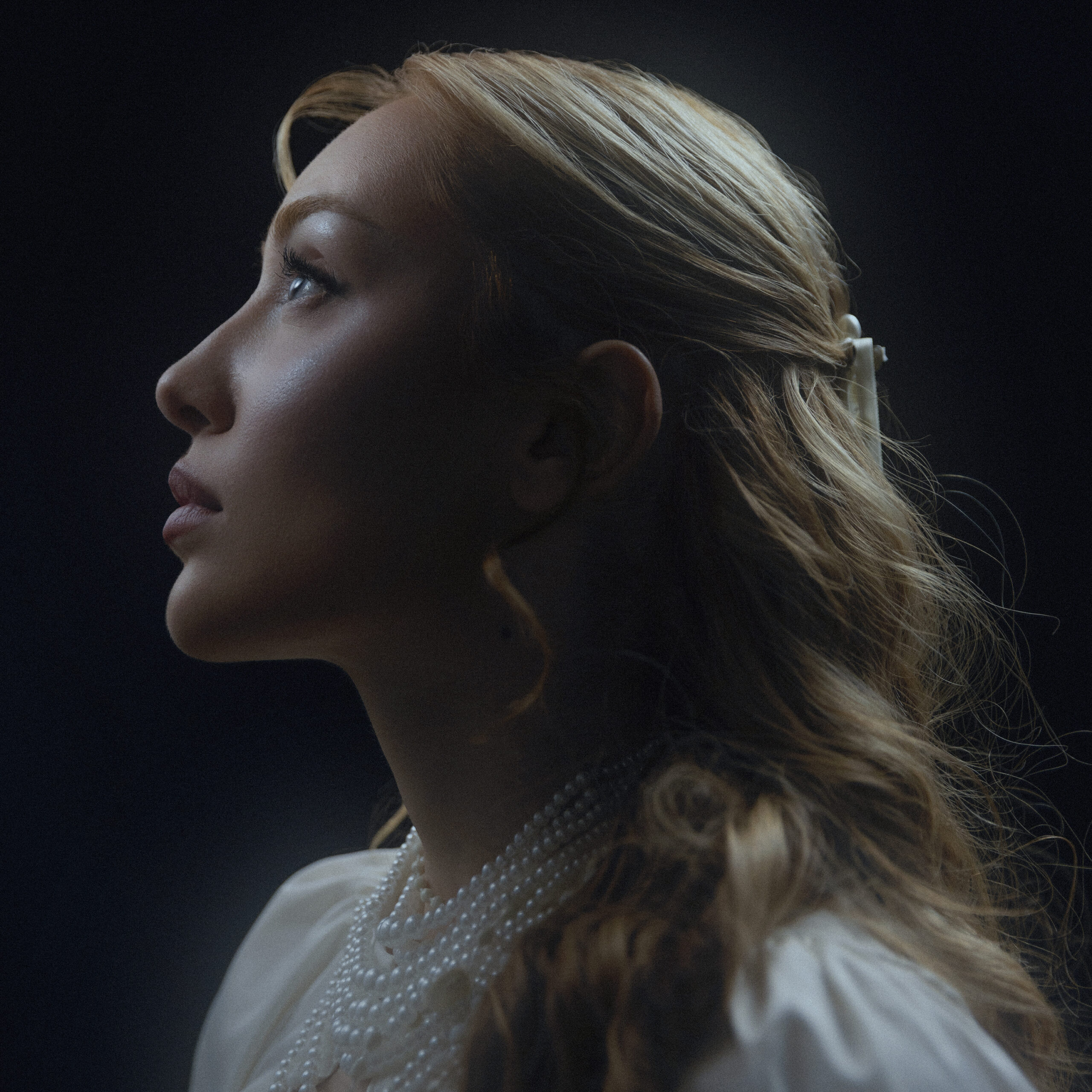 „БРОЯ ЗВЕЗДИ“- ПЕСЕН НА ДАРА ЕКИМОВА ЗА ПРОПУСНАТИТЕ МОМЕНТИ