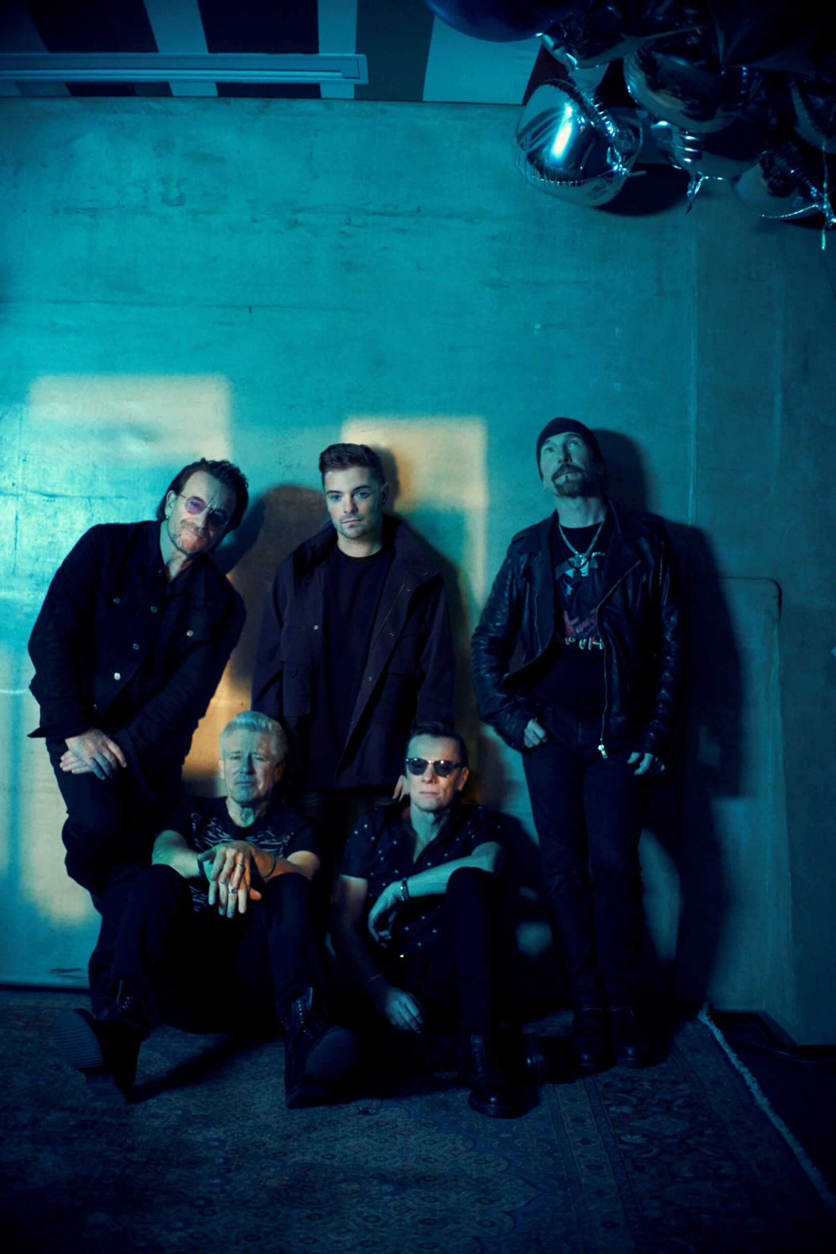 Мартин Гарикс и U2 заедно в новата песен „Fireflies“